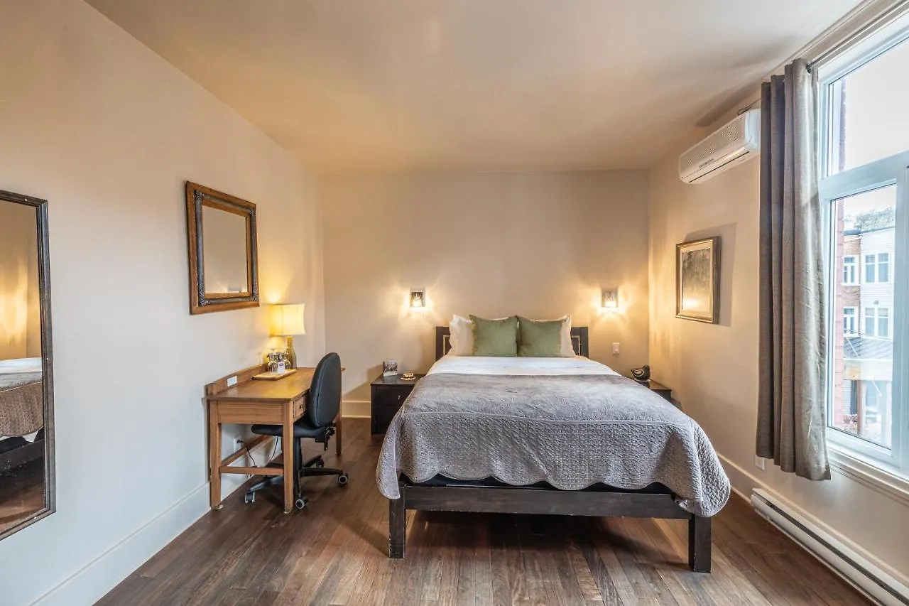 Petit Hotel - Cafe Krieghoff Quebec City