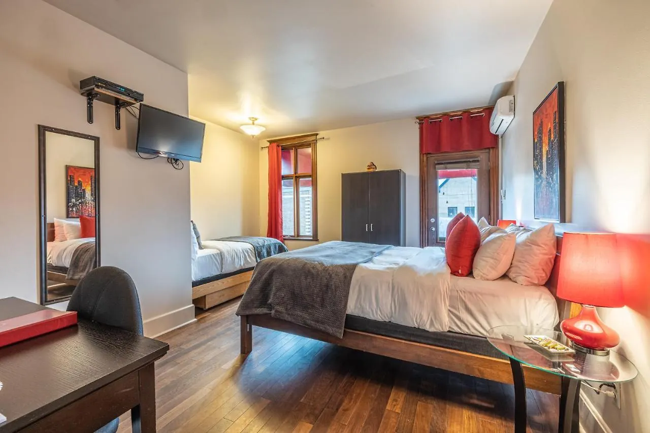 Petit Hotel - Cafe Krieghoff Quebec City