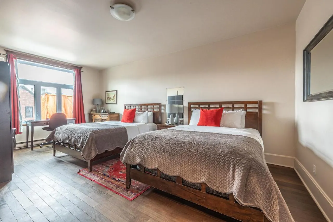 Petit Hotel - Cafe Krieghoff Quebec City