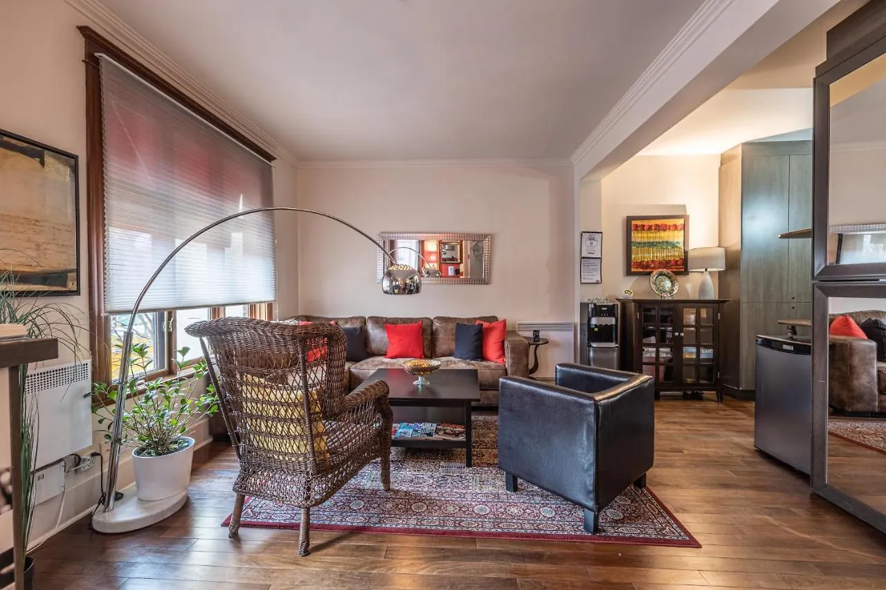 Petit Hotel - Cafe Krieghoff Quebec City