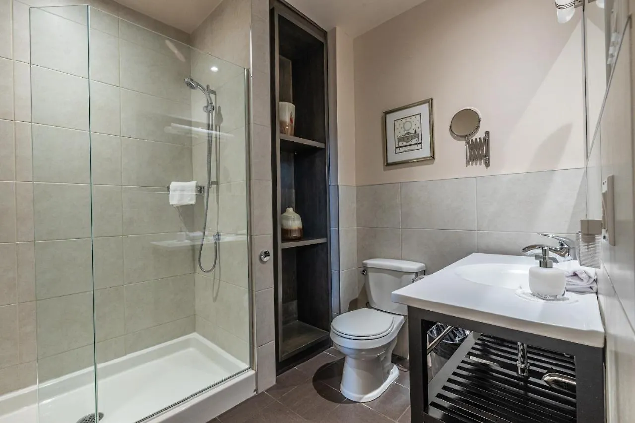 Petit Hotel - Cafe Krieghoff Quebec City