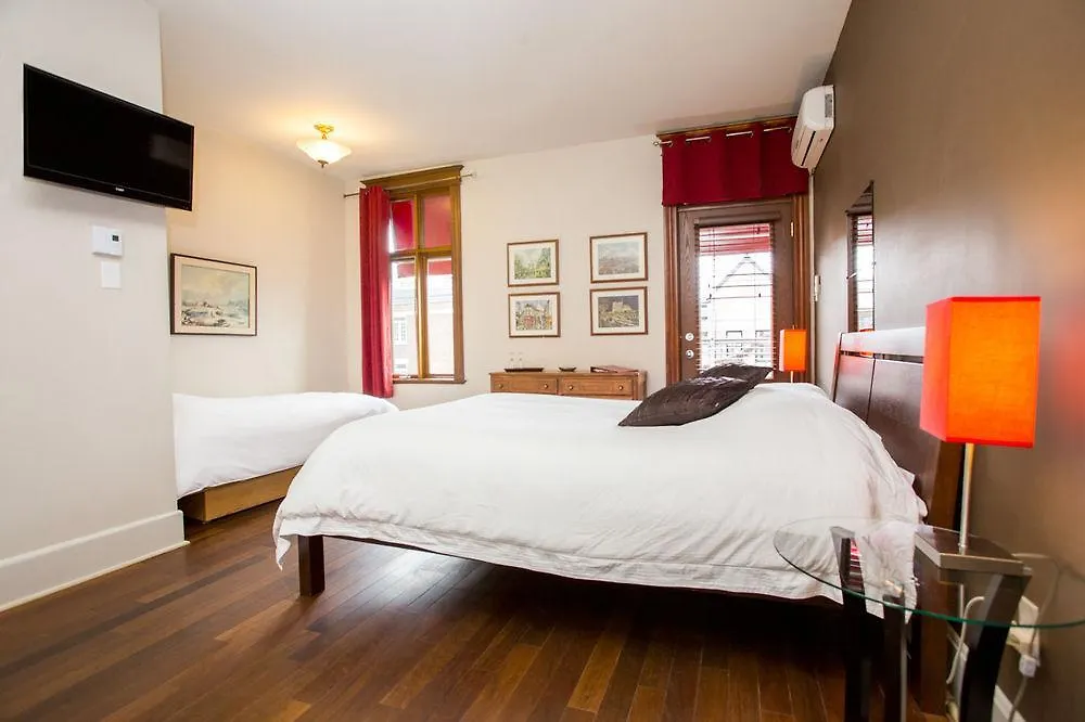 Petit Hotel - Cafe Krieghoff Quebec City