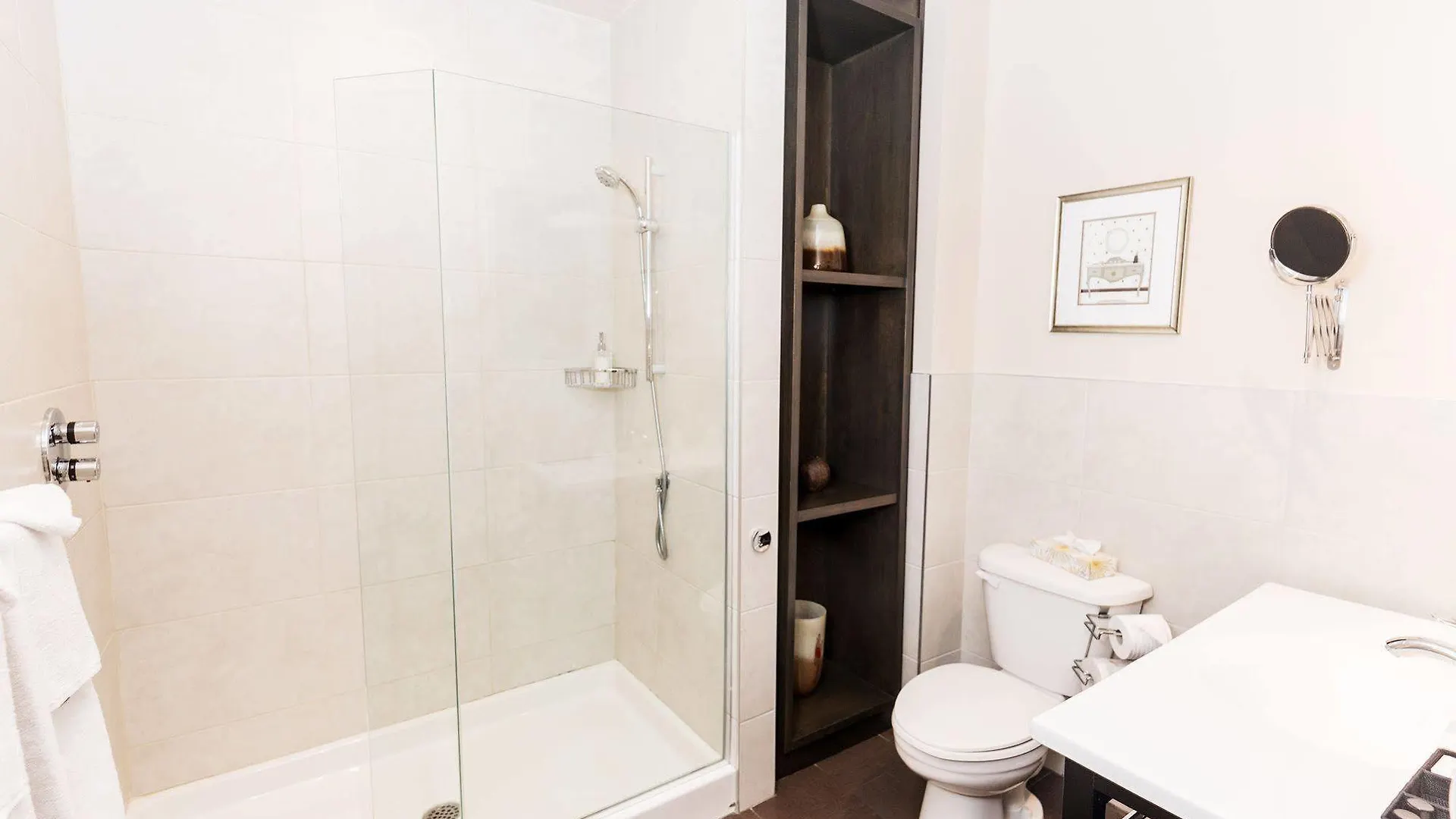 Petit Hotel - Cafe Krieghoff Quebec City