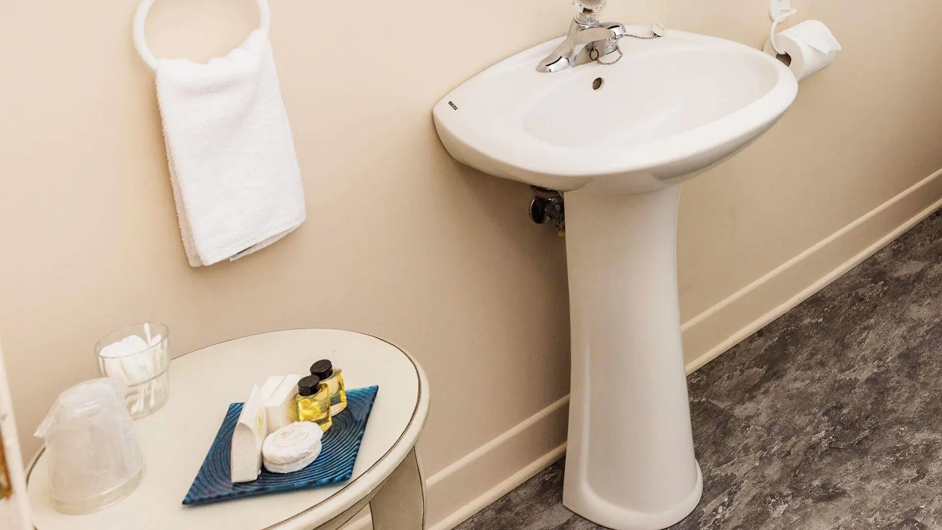 Petit Hotel - Cafe Krieghoff Quebec City